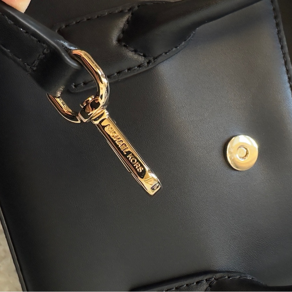 Michael Kors mini crossover bag. - Picture 3 of 4